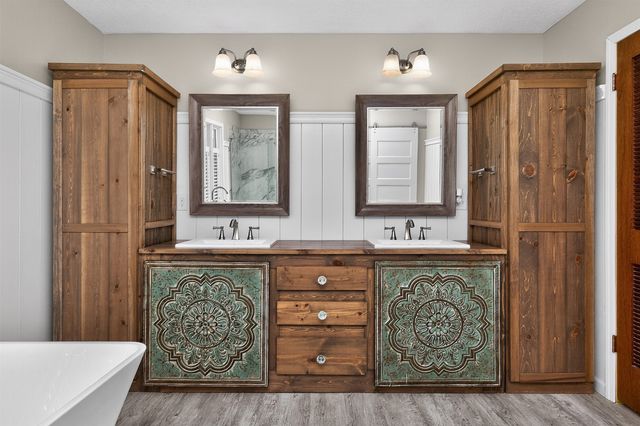 7018 Roseland Drive, Urbandale, IA 50322