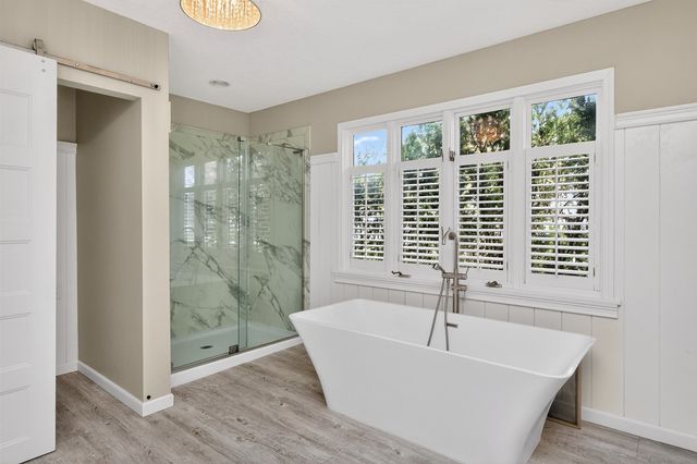 7018 Roseland Drive, Urbandale, IA 50322