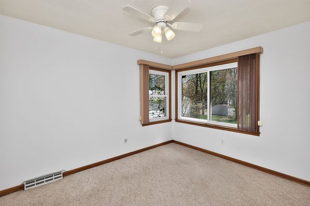 7018 Roseland Drive, Urbandale, IA 50322