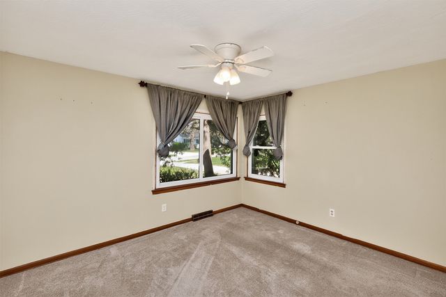 7018 Roseland Drive, Urbandale, IA 50322