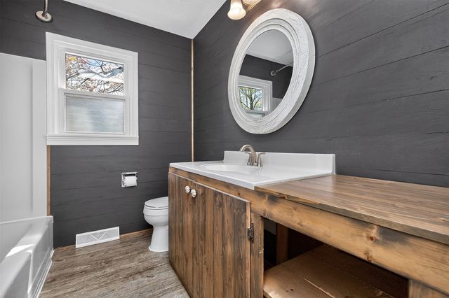 7018 Roseland Drive, Urbandale, IA 50322