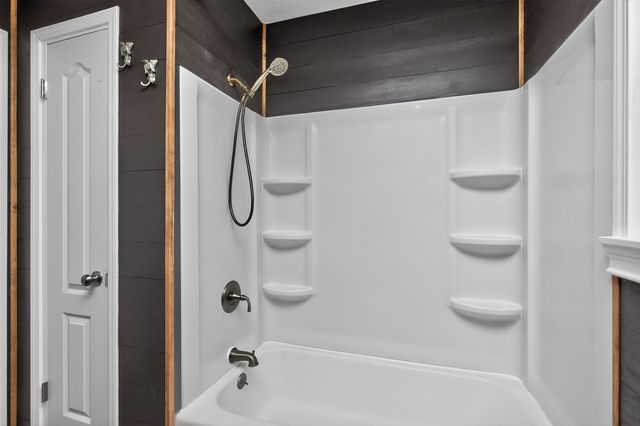 7018 Roseland Drive, Urbandale, IA 50322