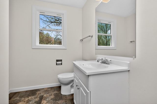 7018 Roseland Drive, Urbandale, IA 50322