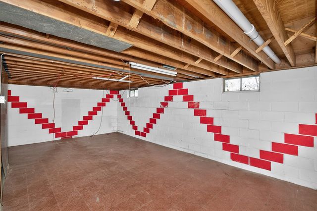 7018 Roseland Drive, Urbandale, IA 50322