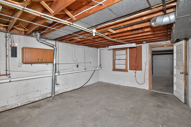 7018 Roseland Drive, Urbandale, IA 50322