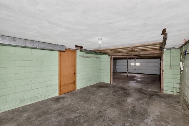 7018 Roseland Drive, Urbandale, IA 50322