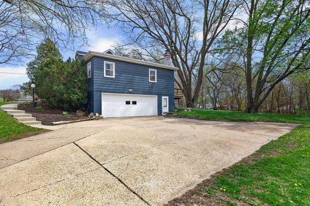 7018 Roseland Drive, Urbandale, IA 50322