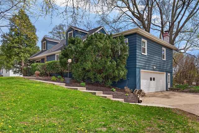 7018 Roseland Drive, Urbandale, IA 50322