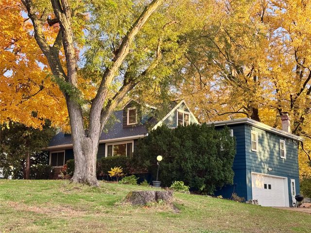 7018 Roseland Drive, Urbandale, IA 50322