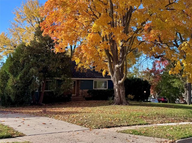 7018 Roseland Drive, Urbandale, IA 50322