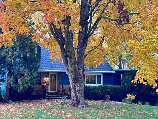 7018 Roseland Drive, Urbandale, IA 50322