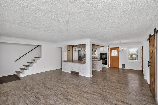 7018 Roseland Drive, Urbandale, IA 50322