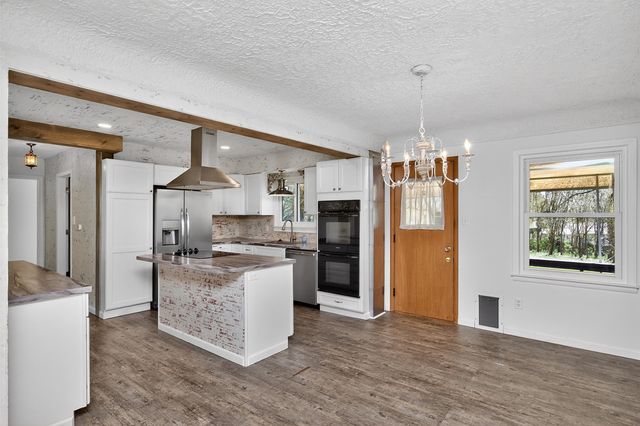 7018 Roseland Drive, Urbandale, IA 50322