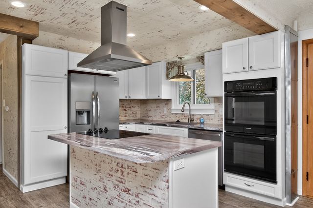 7018 Roseland Drive, Urbandale, IA 50322