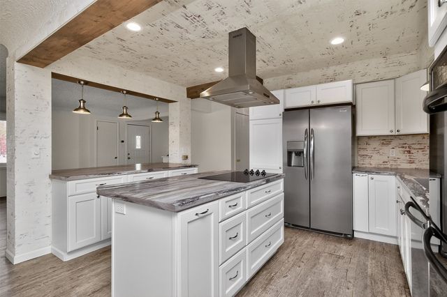 7018 Roseland Drive, Urbandale, IA 50322