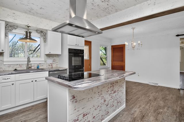 7018 Roseland Drive, Urbandale, IA 50322