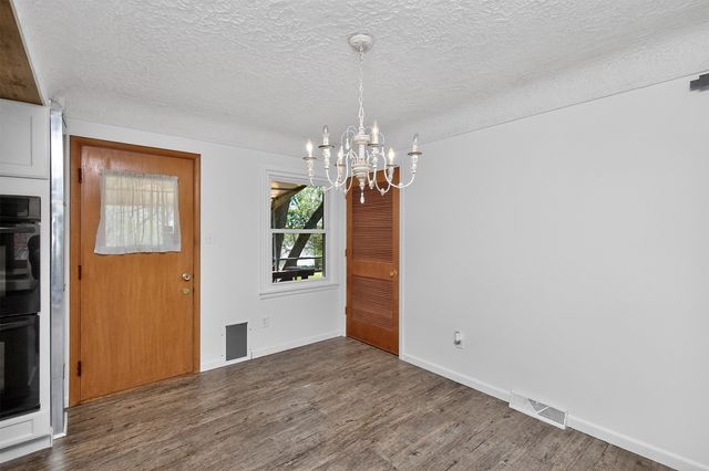7018 Roseland Drive, Urbandale, IA 50322