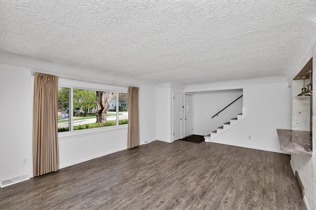 7018 Roseland Drive, Urbandale, IA 50322