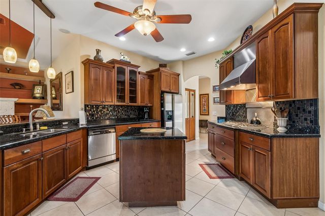 566 PLANTERS MANOR WAY, Bradenton, FL 34212