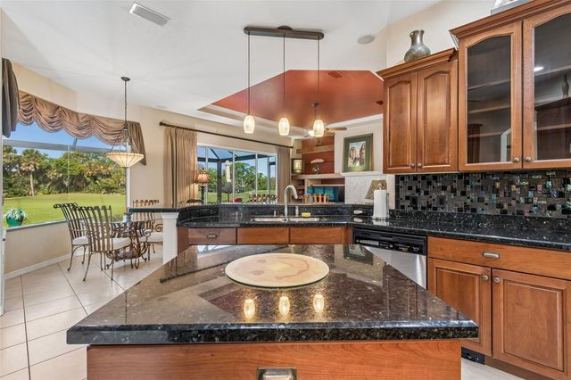 566 PLANTERS MANOR WAY, Bradenton, FL 34212