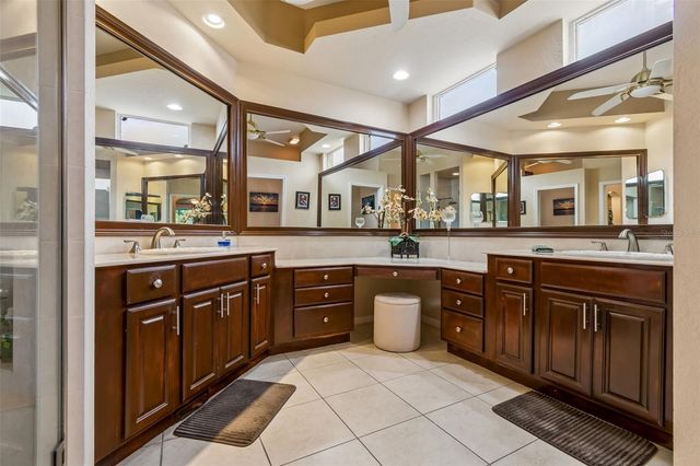 566 PLANTERS MANOR WAY, Bradenton, FL 34212