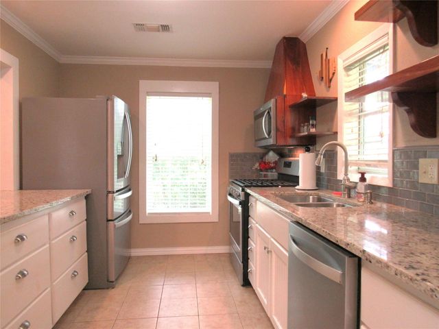 1013 Prairie Lea Street, Brenham, TX 77833
