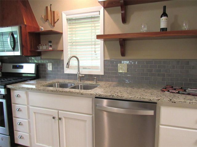 1013 Prairie Lea Street, Brenham, TX 77833