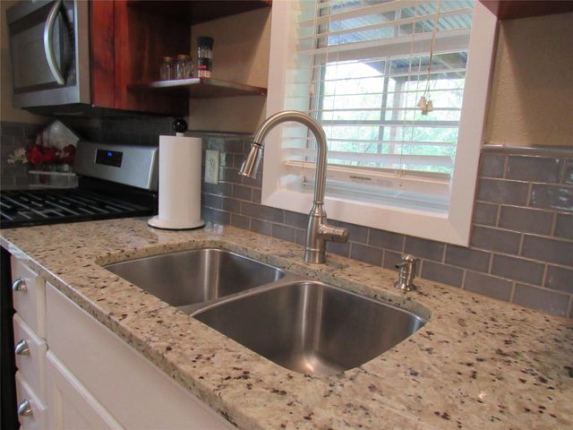 1013 Prairie Lea Street, Brenham, TX 77833