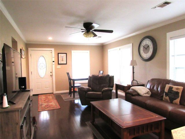 1013 Prairie Lea Street, Brenham, TX 77833