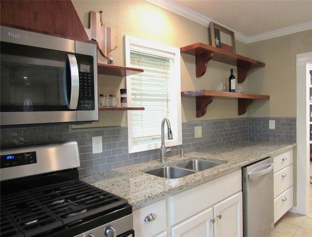 1013 Prairie Lea Street, Brenham, TX 77833