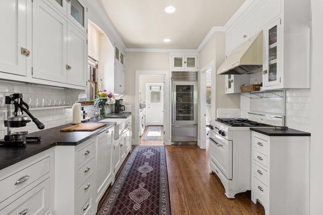 941 45th St, Sacramento, CA 95819