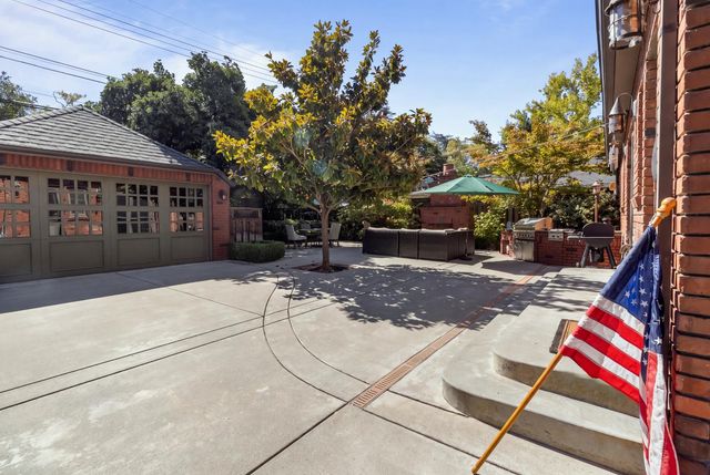 941 45th St, Sacramento, CA 95819