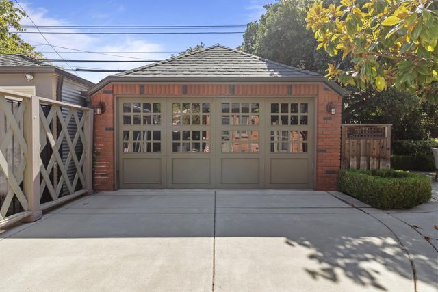 941 45th St, Sacramento, CA 95819