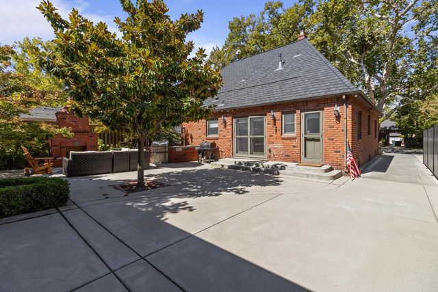 941 45th St, Sacramento, CA 95819