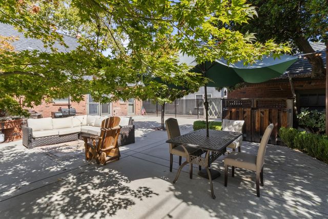 941 45th St, Sacramento, CA 95819