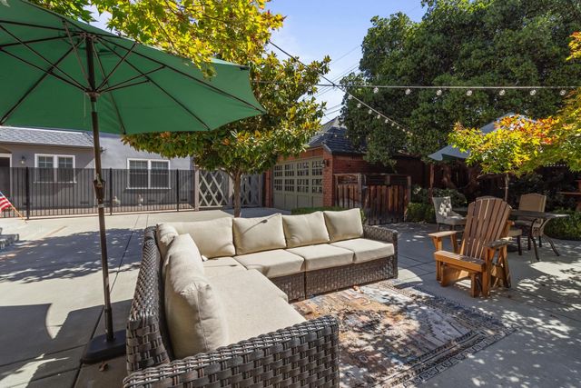 941 45th St, Sacramento, CA 95819
