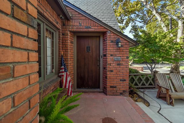 941 45th St, Sacramento, CA 95819