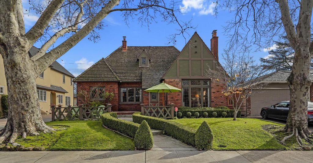 941 45th St, Sacramento, CA 95819
