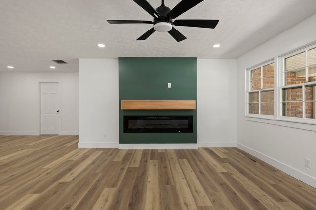 2435 S Kickapoo Avenue, Springfield, MO 65804