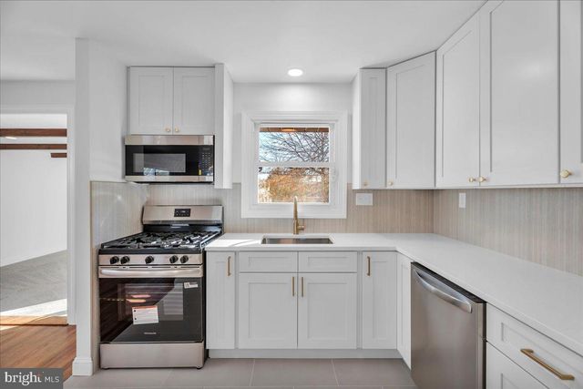 51 HOLLY DR, West Deptford, NJ 08096