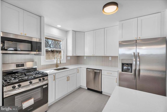 51 HOLLY DR, West Deptford, NJ 08096