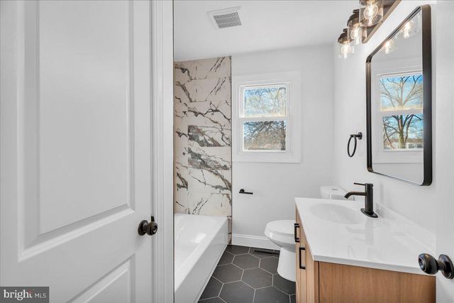 51 HOLLY DR, West Deptford, NJ 08096