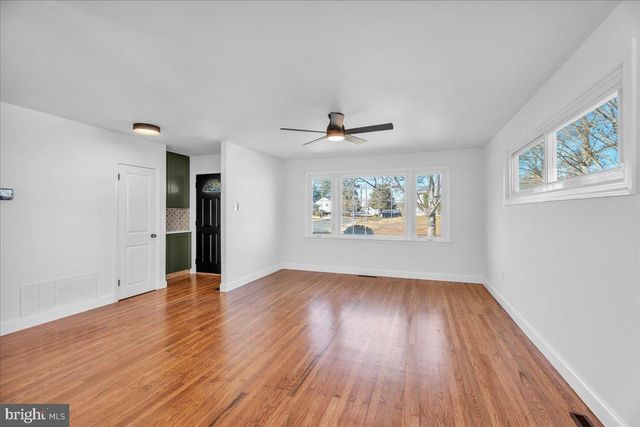 51 HOLLY DR, West Deptford, NJ 08096