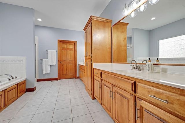 207 Saponi Lane, Lake Winnebago, MO 64034