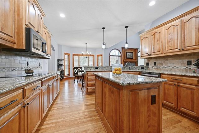 207 Saponi Lane, Lake Winnebago, MO 64034