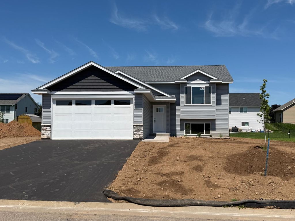 1625 Squirrel Way, New Richmond, WI 54017