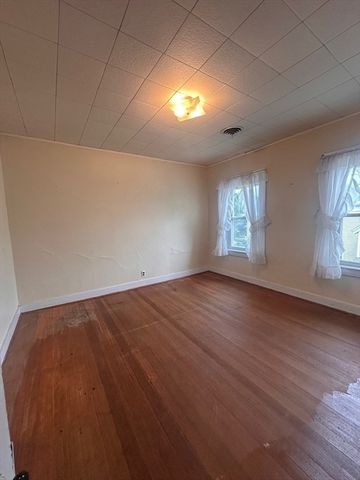 20 Summit Ave, Mansfield, MA 02048