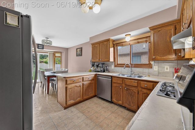 46362 Springhill Drive, Shelby Charter Township, MI 48317