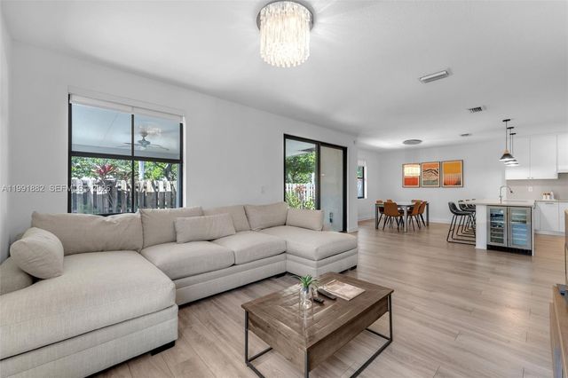 9761 NW 9th Street, Miami, FL 33172