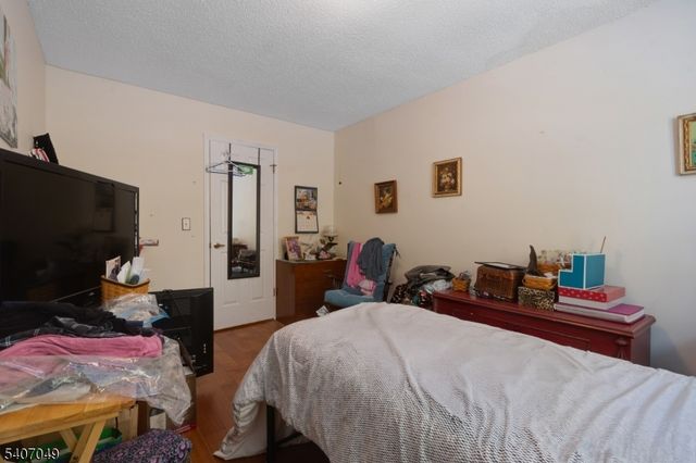 8 Lee Ct, Lebanon Boro, NJ 08833